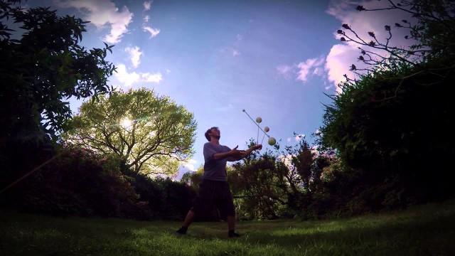 Piers Van Looey – Juggling Tricks
